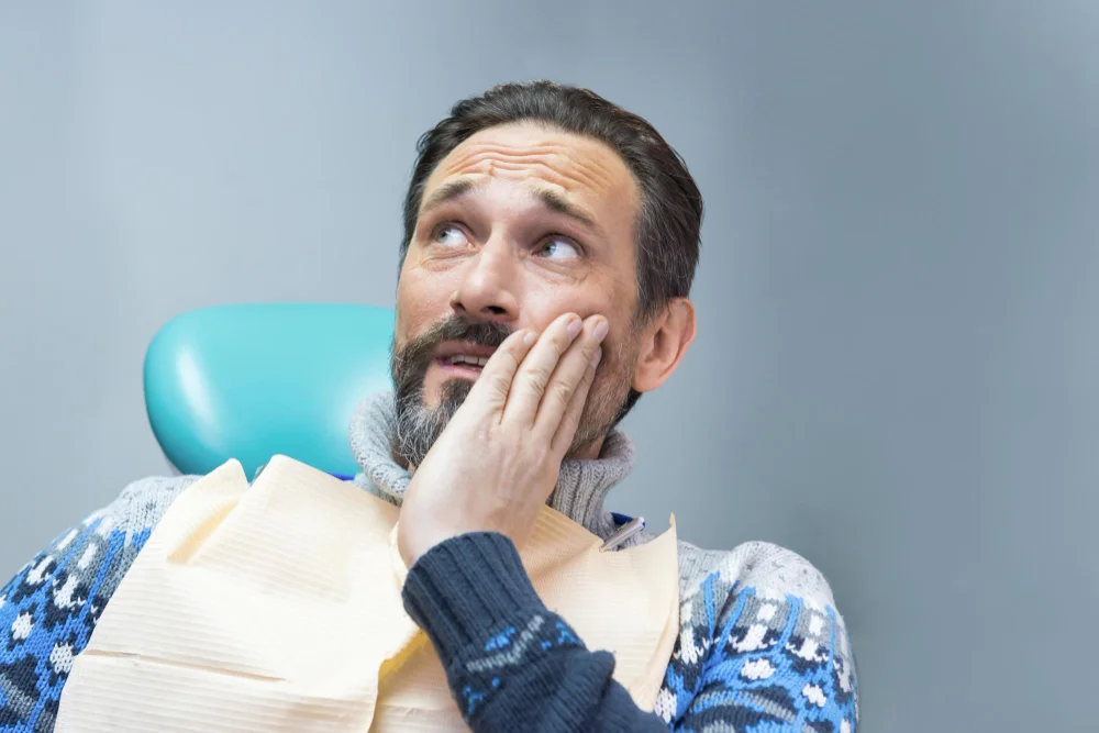 Mężczyzna z bólem zęba